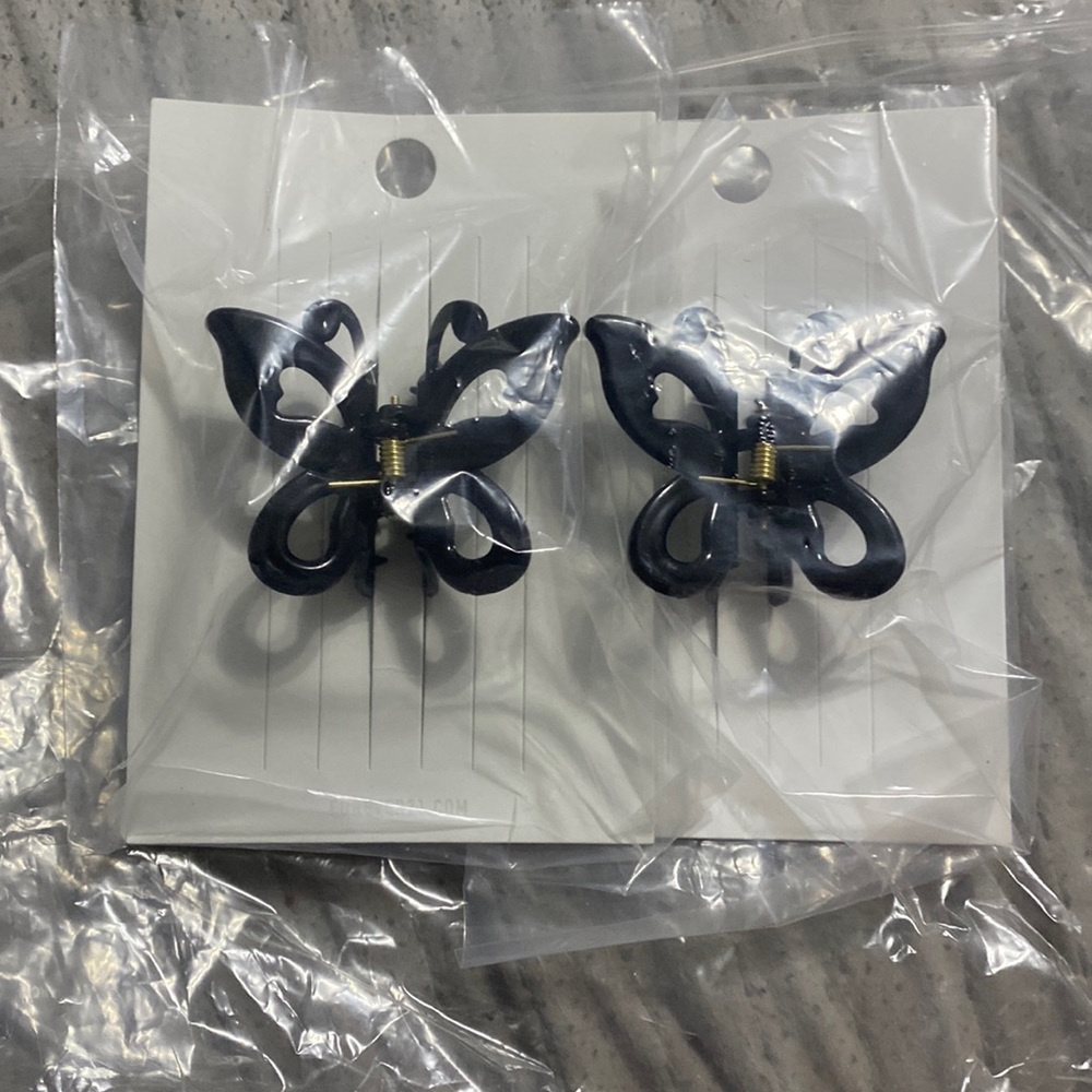 2 black hair claw clips